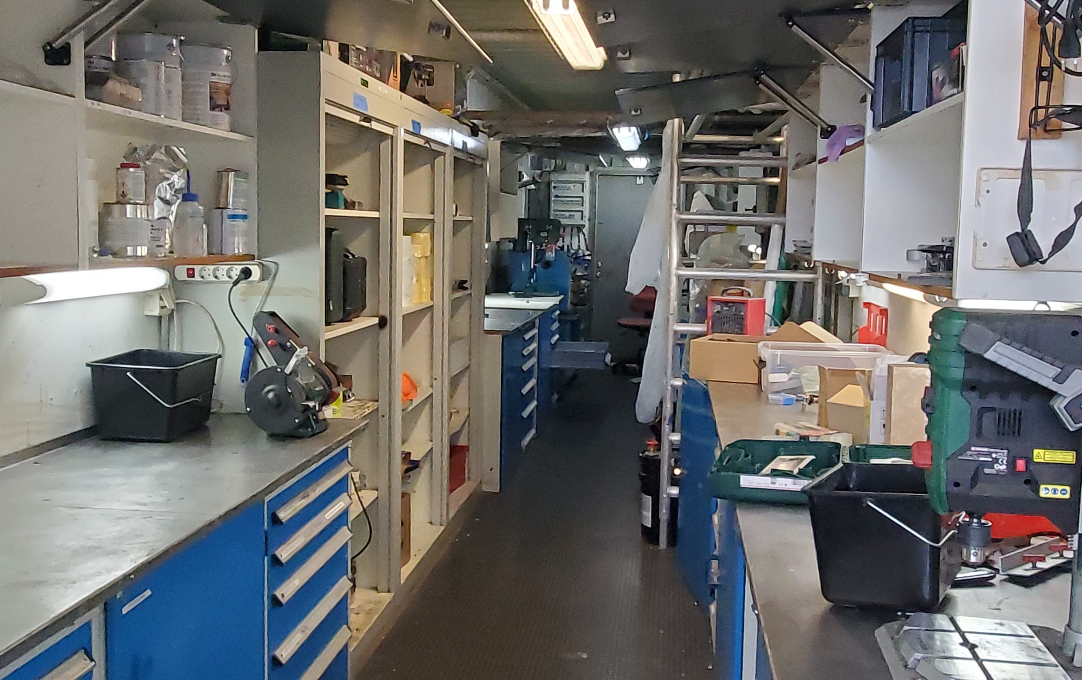 Conteneur atelier rénovation de L'Hydroptère | L'Hydroptère's container workshop